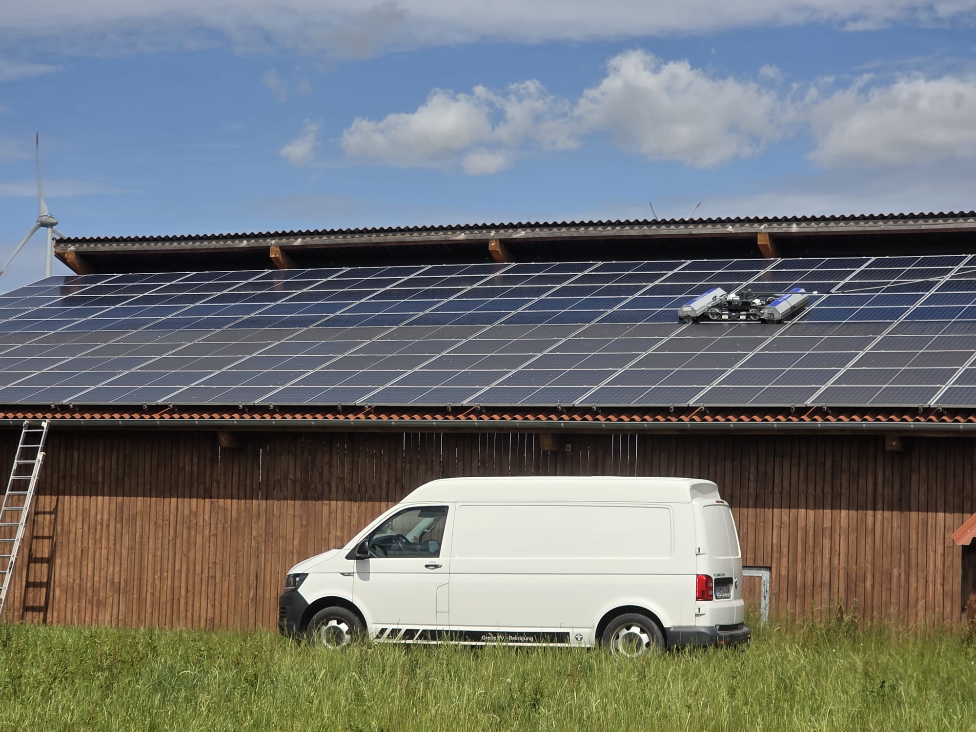 Grebe PV Reinigung Firmenfahrzeug beim Einsatz