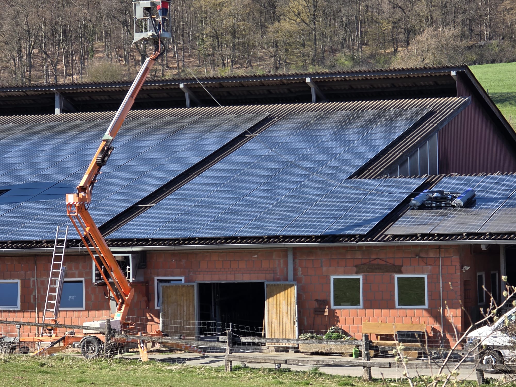 HyCleaner Roboter im Einsatz auf Landwirtschaftsdach