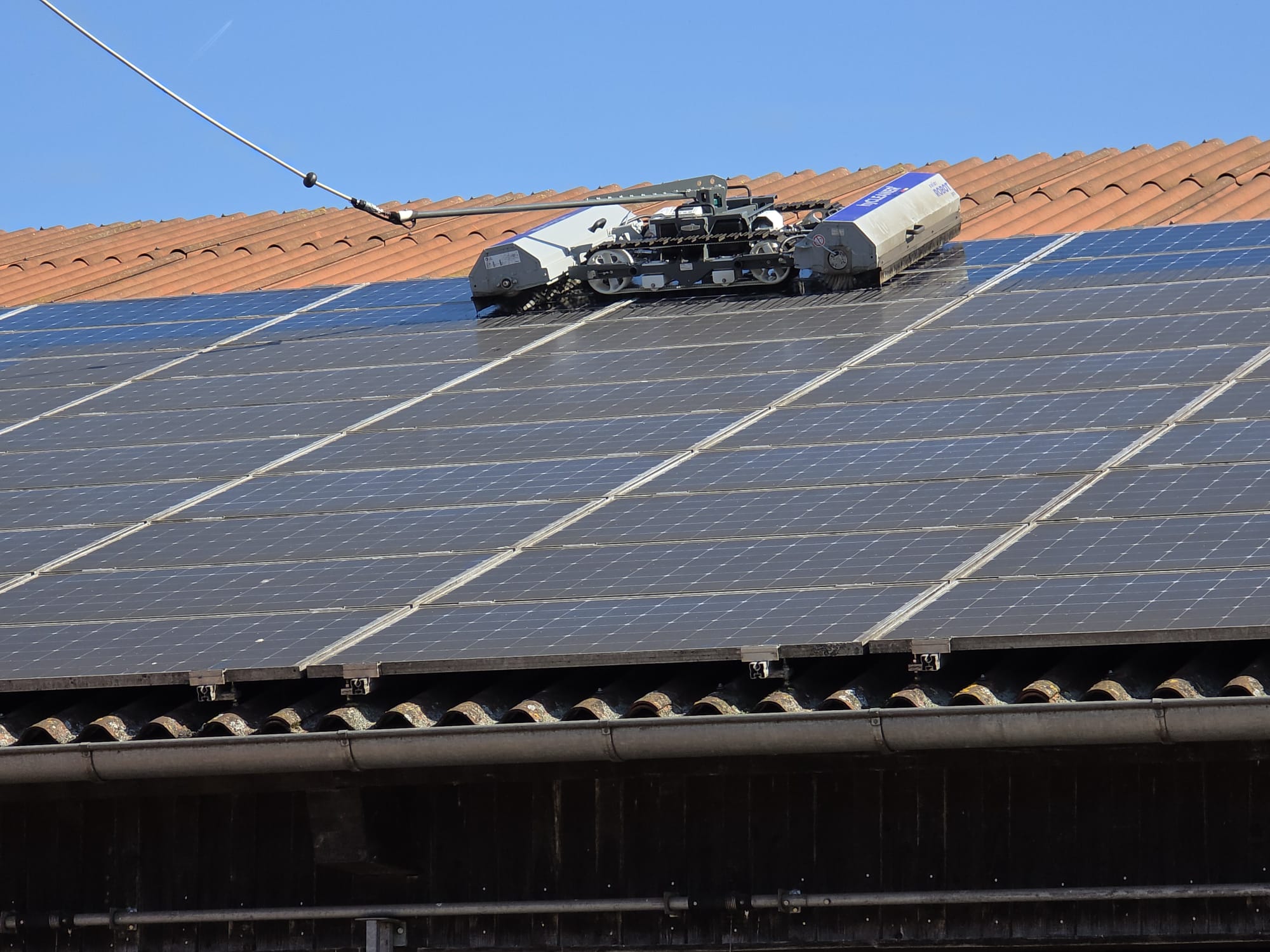 Reinigungsroboter auf Gewerbedach